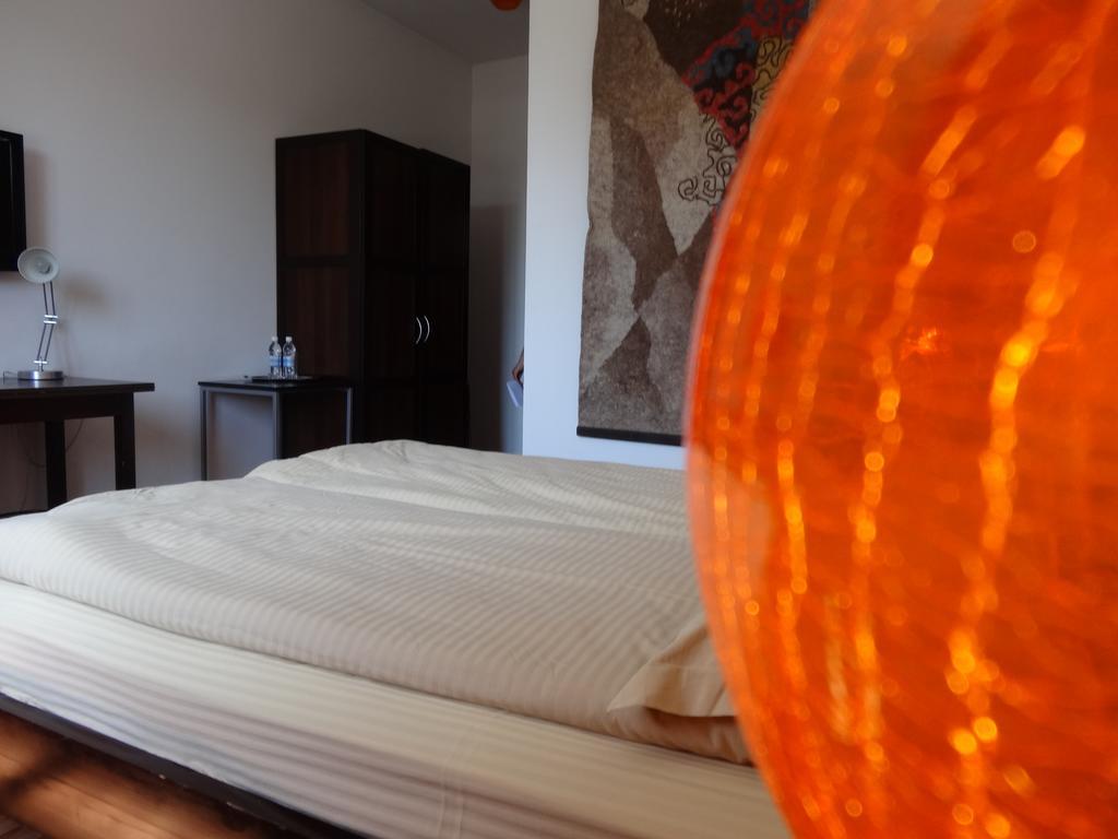 Amir Hotel Karakol Habitación foto