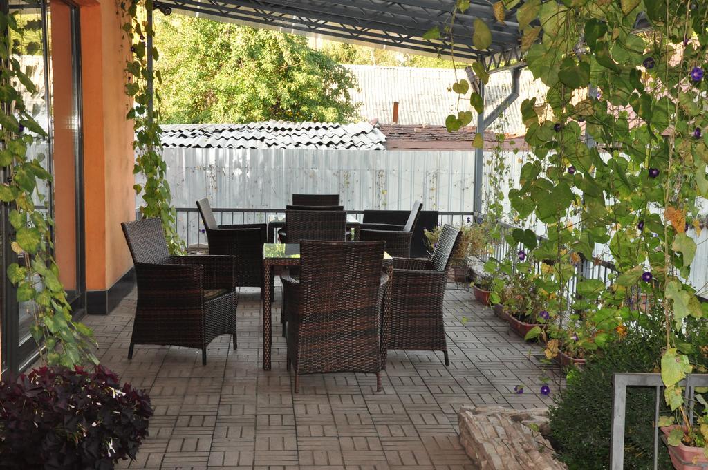 Amir Hotel Karakol Exterior foto